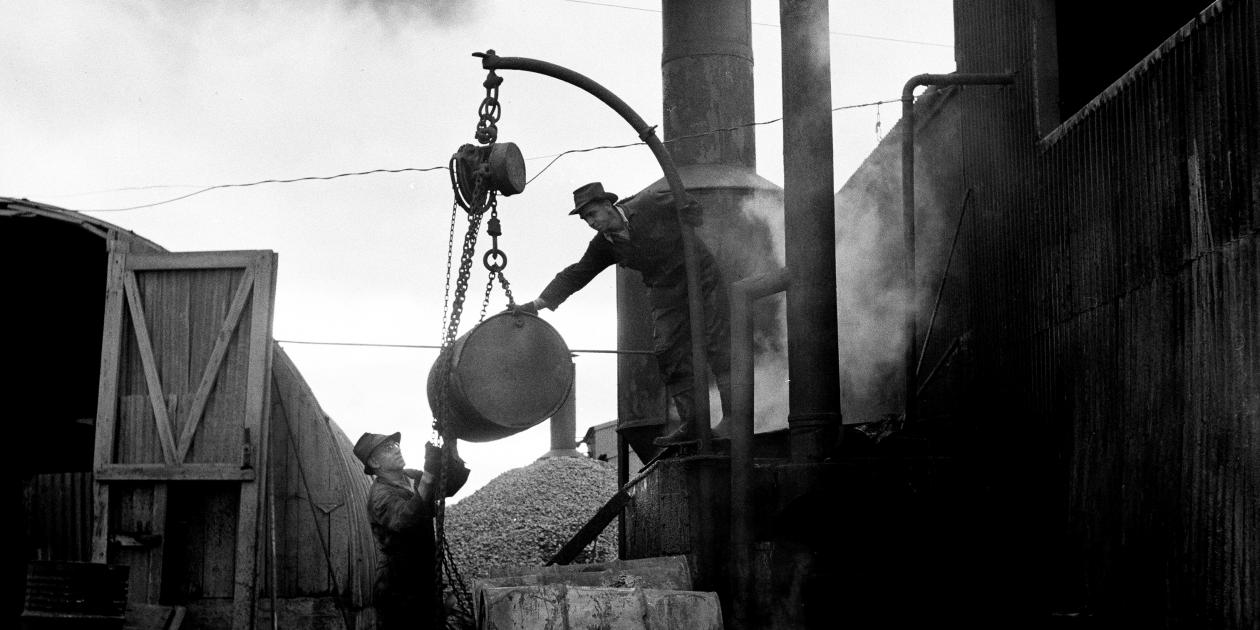 Ljósmynd af verkamönnum við vinnu í Malbikunarstöð Reykjavíkur á fimmta áratugnum.