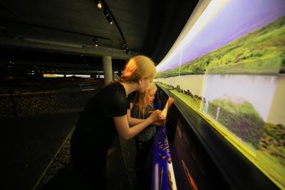 Tvær stúlkur á Landnámssýningunni