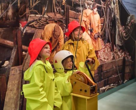 Á sýningunni Fiskur & fólk. / At the exhibition Fish & folk.