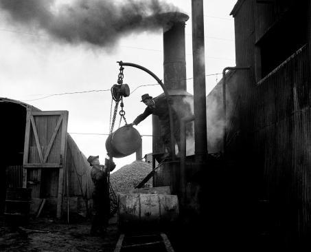 Ljósmynd af verkamönnum við vinnu í Malbikunarstöð Reykjavíkur á fimmta áratugnum.