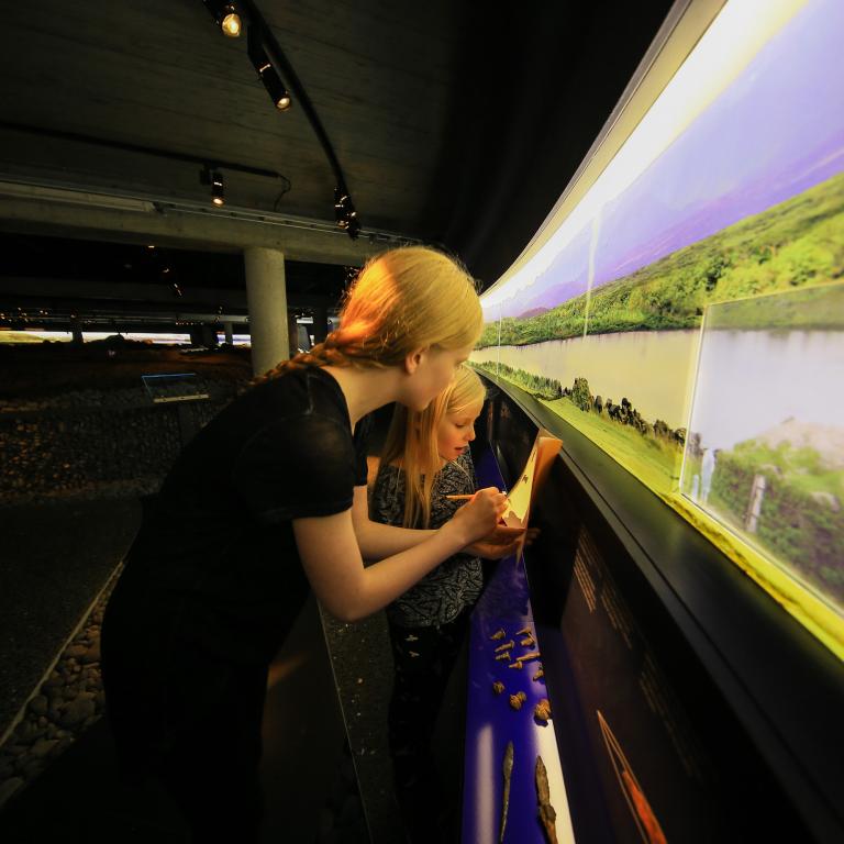 Tvær stúlkur á Landnámssýningunni