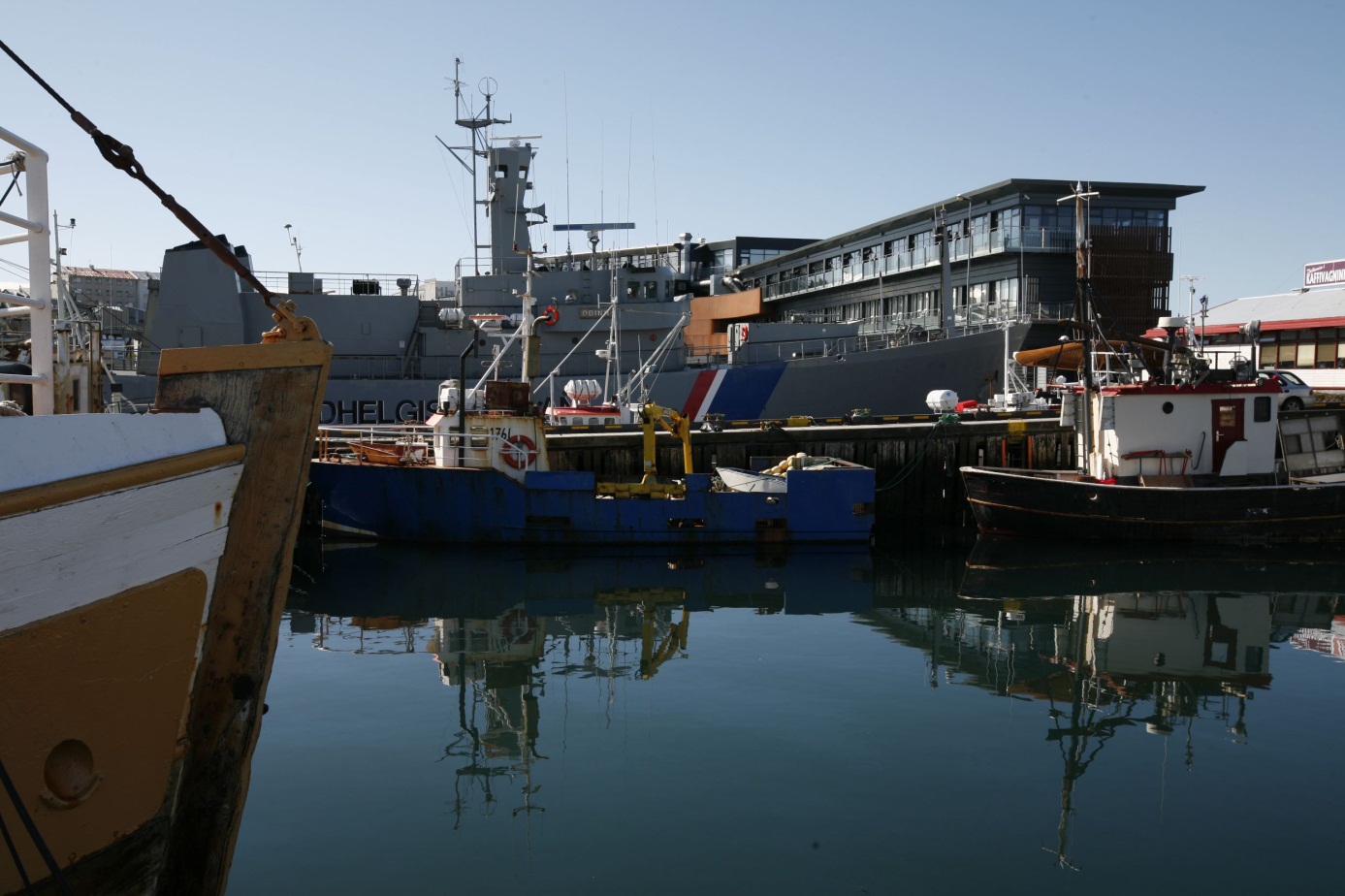 Sjóminjasafnið og Varðskipið Óðinn standa við höfnina