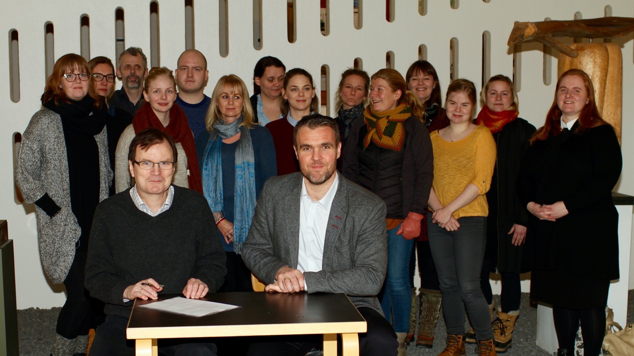 Guðmundur Hálfdanarson sviðsforseti Hugvísindasviðs  og Guðbrandur Benediktsson safnstjóri Borgarsögusafns Reykjavíkur undirrita samstarfssamning í Háskóla Íslands